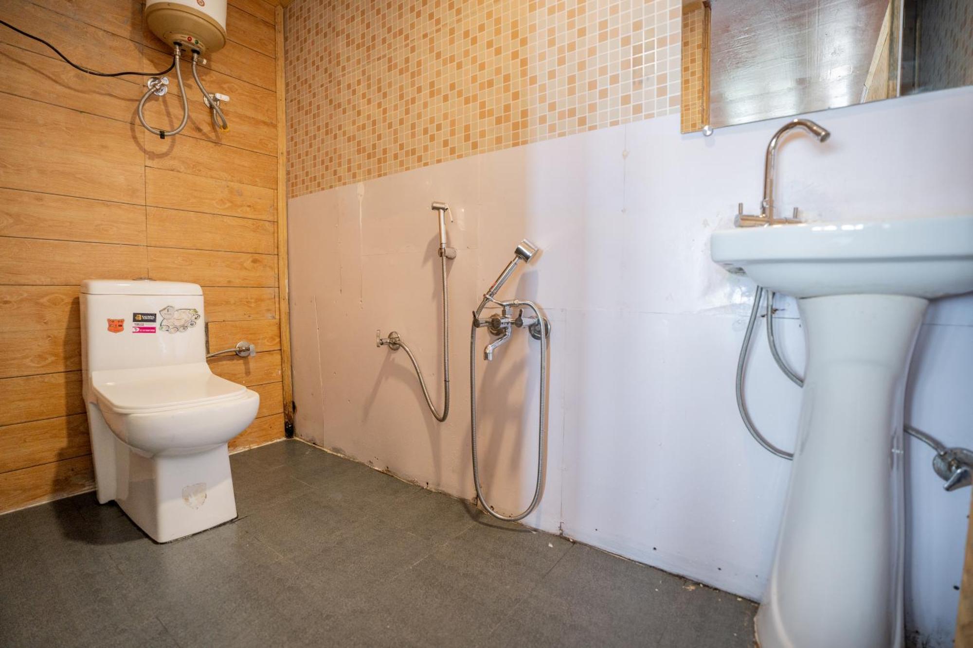 Monratino Himadrie -2 Mins Walk From Mall Road - All Rooms Have Kanchenjunga Mountain View 다르질링 외부 사진