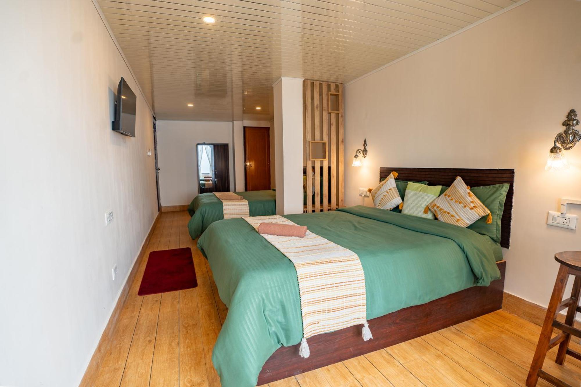 Monratino Himadrie -2 Mins Walk From Mall Road - All Rooms Have Kanchenjunga Mountain View 다르질링 외부 사진
