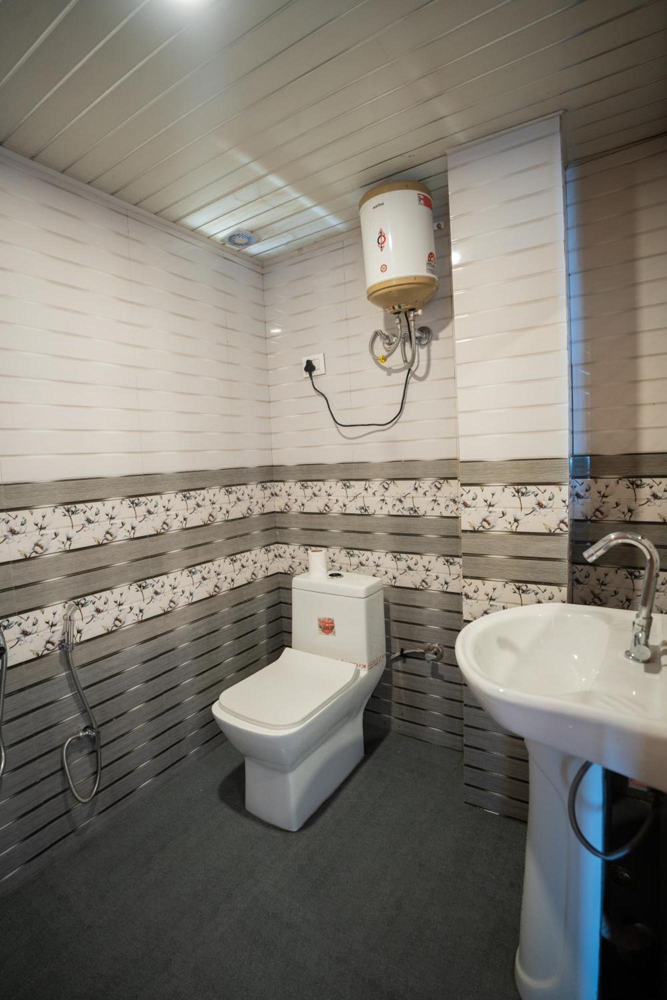 Monratino Himadrie -2 Mins Walk From Mall Road - All Rooms Have Kanchenjunga Mountain View 다르질링 외부 사진