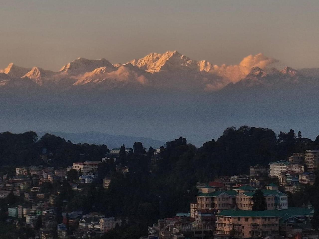 Monratino Himadrie -2 Mins Walk From Mall Road - All Rooms Have Kanchenjunga Mountain View 다르질링 외부 사진